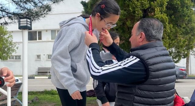 23 Nisan'da minik atletler pistte kıyasıya yarıştı