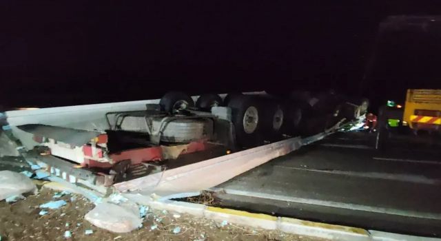 Aksaray-Konya yolunda tır devrildi! Zincirleme kaza can aldı