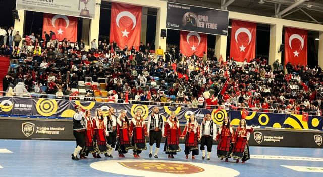 Aksaraylılar Milli Takımı parkede yalnız bırakmadı