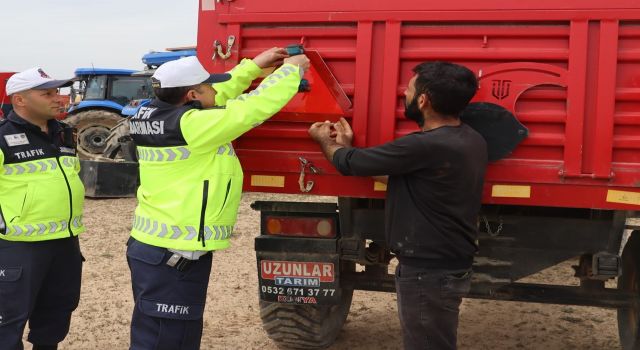 Jandarma traktörlere reflektör taktı, sürücüleri bilinçlendirdi