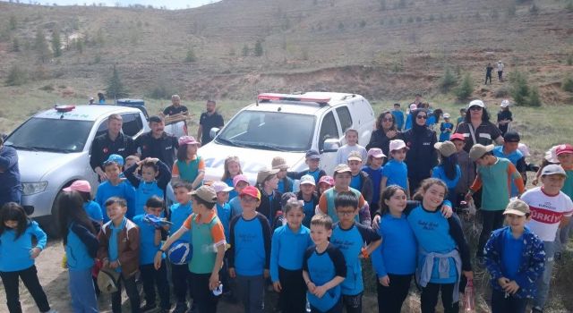 Minik eller fidanları toprakla buluşturdu