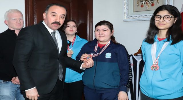 TÜRKİYE ŞAMPİYONASINDA DERECE ALAN SPORCULARDAN MÜDÜR YILDIZ’A ZİYARET