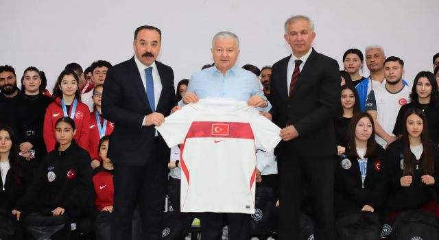 Aksaray'ın gururu 128 şampiyon Vali Duru’yla buluştu