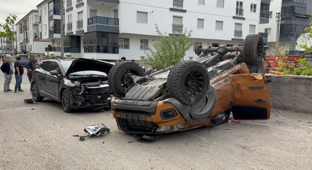 Feci kaza! Kamyonet duvara çarpıp takla attı
