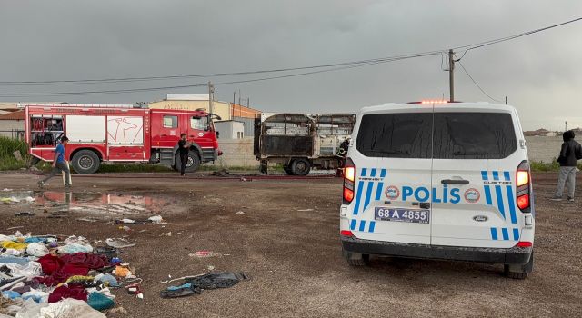 Hurda yüklü kamyon birden alevler içinde kaldı