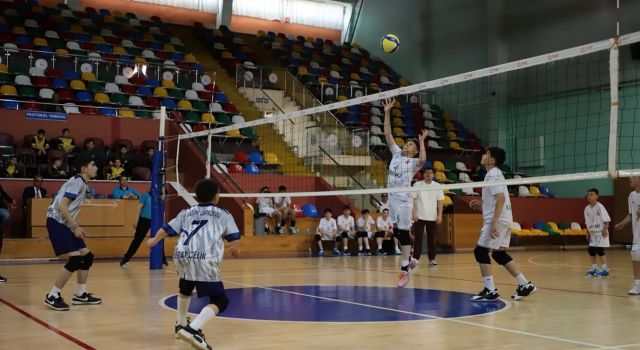 Küçük voleybolcuların final heyecanı Aksaray’da yaşanıyor
