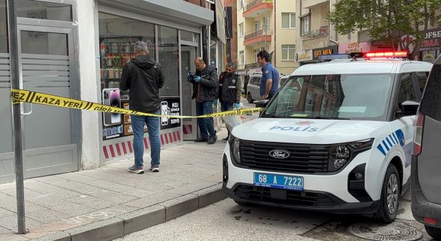 Sabah dükkânını açtı kurşun izleriyle karşılaştı