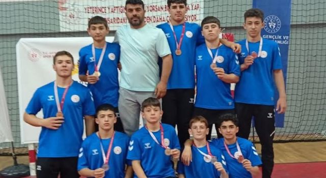Aksaray’ın genç güreşçileri ANALİG’de şampiyon