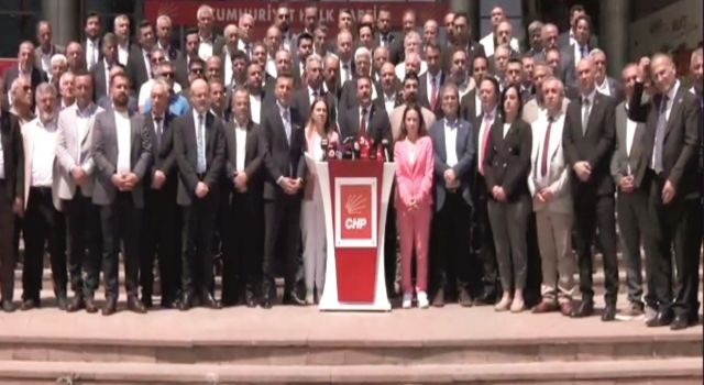 Aksaraylı delegelerin de desteğiyle olağanüstü kurultay imzaları CHP Genel Merkezi’nde