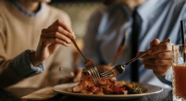 Ceza yağıyor! Servis ücreti alan restoran yandı