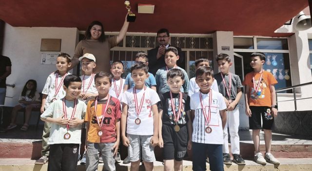 Şampiyon öğrenciler ödüllerine kavuştu