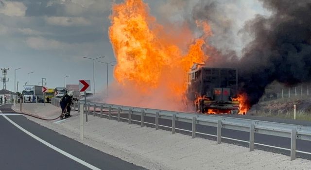Tüp yüklü kamyonda sürücü canını zor kurtardı