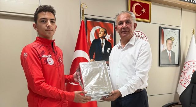 Üç altın madalyalı şampiyondan Müdür Alpaslan’a ziyaret