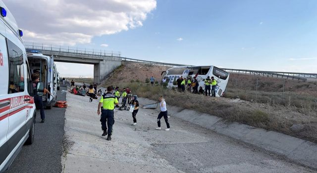 Aksaray-Niğde otobanında yolcu otobüsü devrildi