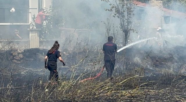 Hacılar Harmanı Mahallesi'nde ot yangını paniğe neden oldu