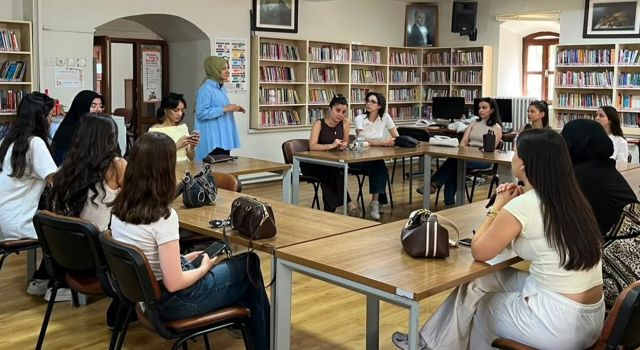Öğretmen adayları Aksaray İl Halk Kütüphanesi'ni ziyaret etti