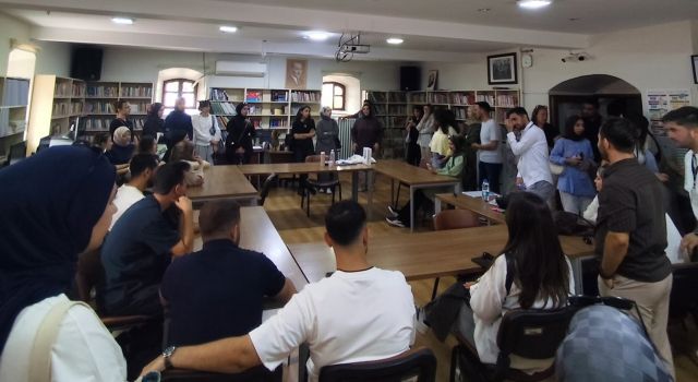 Öğretmen adayları kütüphanenin imkânlarını keşfetti