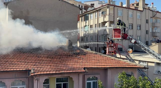 Aksaray’da yemek sobası çatı yangınına neden oldu