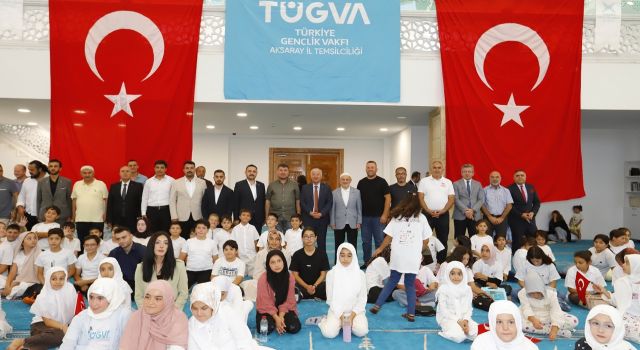 Minik öğrenciler yaz okuluna hediyelerle veda etti