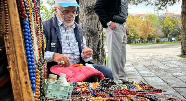 Yıllara meydan okuyor, 15 yıldır aynı yerde tespih satıyor