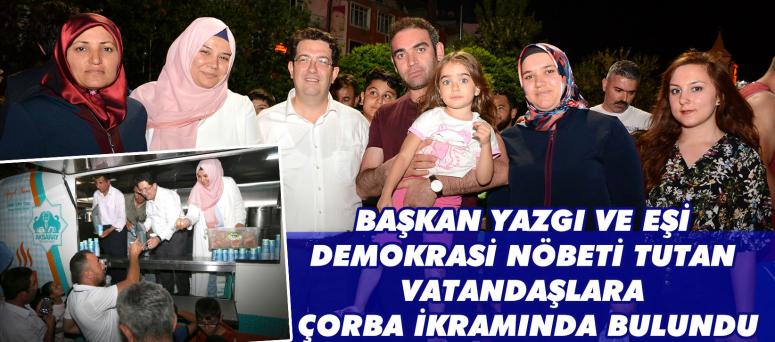 Başkan Yazgı Ve Eşi Demokrasi Nöbeti Tutan Vatandaşlara Çorba İkramında Bulundu