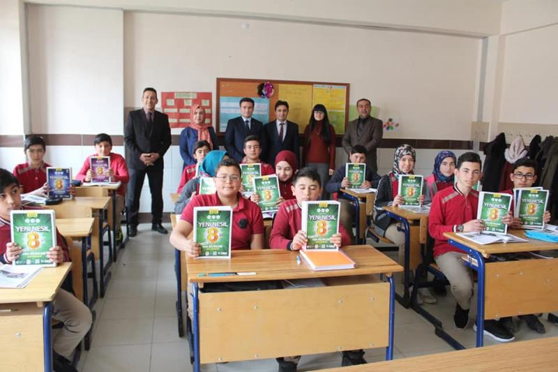 LGS Sınavına Hazırlanan Öğrencilere Kaynak Kitap Dağıttı