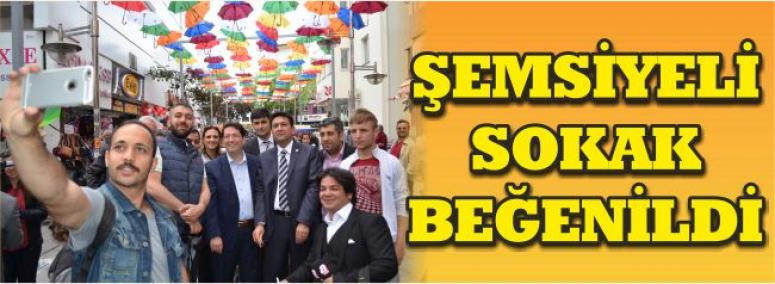 Şemsiyeli Sokak Beğenildi