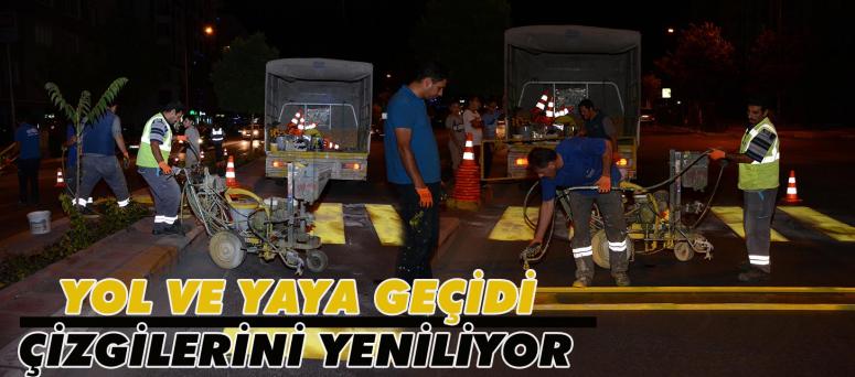 Yol Ve Yaya Geçidi Çizgilerini Yeniliyor