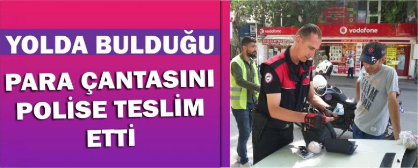 Yolda Bulduğu Para Çantasını Polise Teslim Etti