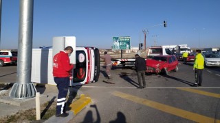 Emniyet Şeridini İhlal Eden Sürücü Ambulansa Çarptı: 5 Yaralı