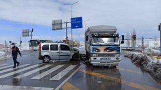 Hafif ticari otomobil ile kamyonet çarpıştı: 3 yaralı