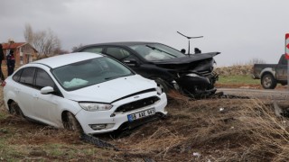 Hatalı sollama beraberinde kazayı getirdi 3 yaralı