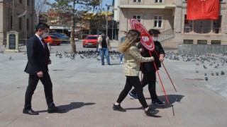 CHP'den yasakların gölgesinde sosyal mesafeli, maskeli çelenk töreni