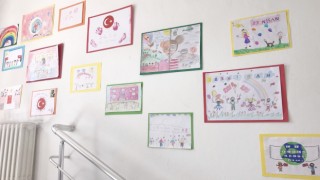 Genel Müdürlük binasını çocukların resimleriyle renklendirdi