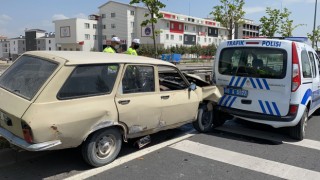 Sahte plaka ile kaçan sürücü polis otosuna çarptı 1'i polis 4 kişi yaralandı