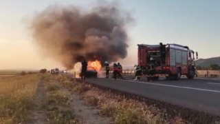 Seyir halindeki otomobil alev alev yandı