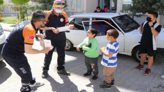 Sokaktaki çocuklar şeker ve maske takıldıktan sonra evlerine gönderildi