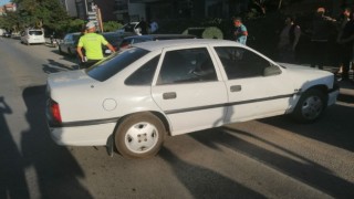 Alkollü sürücü, park halindeki 2 otomobile çarptı