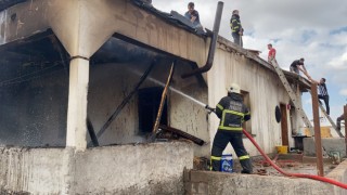 Kutlu kasabasında çıkan ev yangını, itfaiye ekiplerince söndürüldü