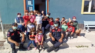 Jandarma Ekipleri Öğrencilerin İlköğretim Haftası Kutladı