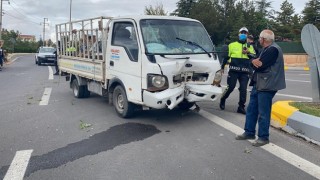 Kamyonet Yoldan Çıktı Ağaca Çarptı