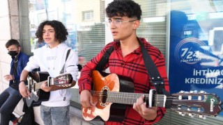Liseli Gençler Özgün Müziği Sokağa Taşıdı