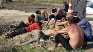 13 Göçmen, Paraları Ve Eşyaları Alındıktan Sonra Sopa Ve Coplarla Dövülerek Yarı Çıplak Halde Türkiye'ye İtildi