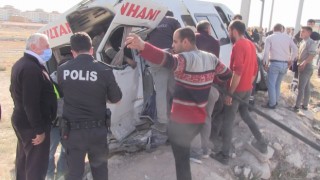 Aksaray-Konya Karayolu’nda Aynı Yönde Seyreden Kamyona Kırmızı Işıkta Arkadan Çarpan Minibüsteki 4 kişi Yaralandı
