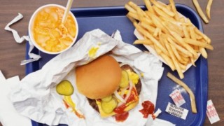 Kısırlık Ve Kanser Yapıyor: Fast Food Markalarının Ürünlerinin Çoğunda Zehirli Kimyasallar Bulundu