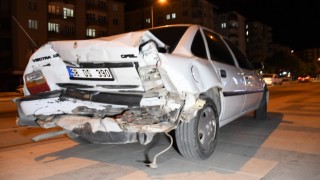 Minibüs Otomobile, Otomobil Hamile Kadına Çarptı