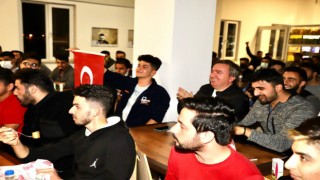 VALİ AYDOĞDU VE ÖĞRENCİLERİN MİLLİ MAÇ HEYECANI