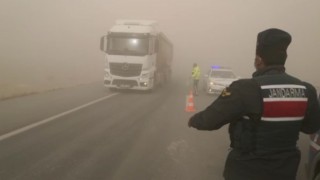 Aksaray’da Kum Fırtınası Trafiği Durdurdu, Kilometrelerce Kuyruk Oluştu