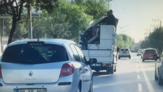 Buzdolabı Düşmesin Diye Üzerine Oturup Yolculuk Yaptı