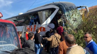 Yolcu Otobüsü İle Kamyonet Çarpıştı: 1 Ölü, 10 Yaralı